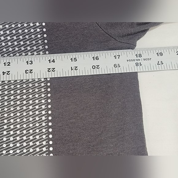 Sale Under Armour Long Sleeve Loose Fit Heatgear Round Neckline Tee size Med - Picture 5 of 7